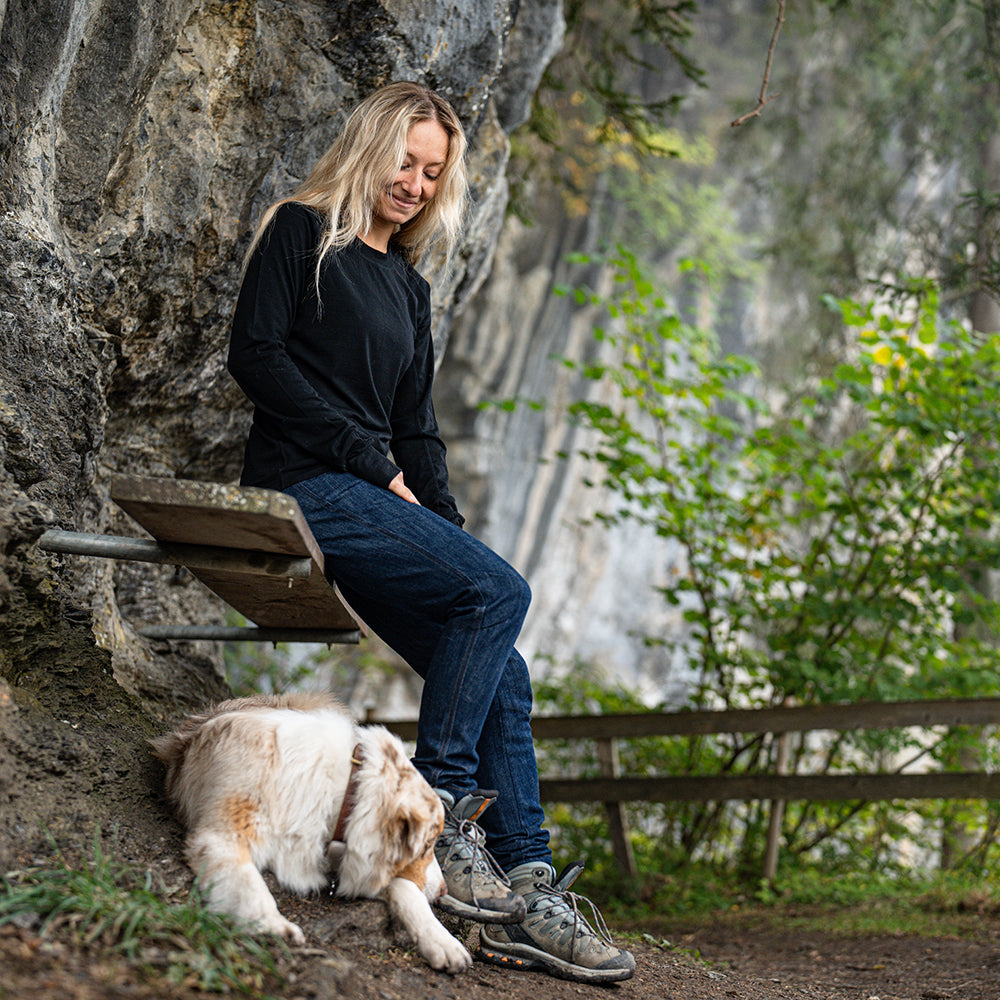 Isobaa | Womens 160 Merino Active Long Sleeve Crew (Black) | Elevate your active wardrobe with our Women's 160 Merino Active Long Sleeve Crew, expertly crafted from 160g 18.5 micron superfine merino wool | Model: Estelle