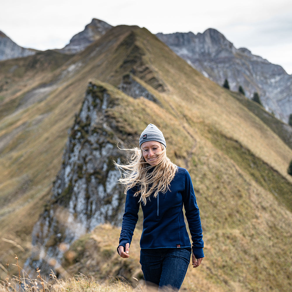Isobaa | Womens 260 Merino Blend Grid Fleece (Navy) | Stay warm and comfortable during your cold-weather activities with the 260 Merino Blend Grid Fleece Half Zip | Model: Estelle