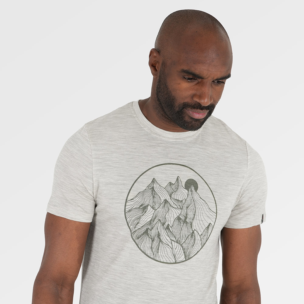 Mens Merino 150 Mountains Tee (Jute/Olive) | Model: Michael