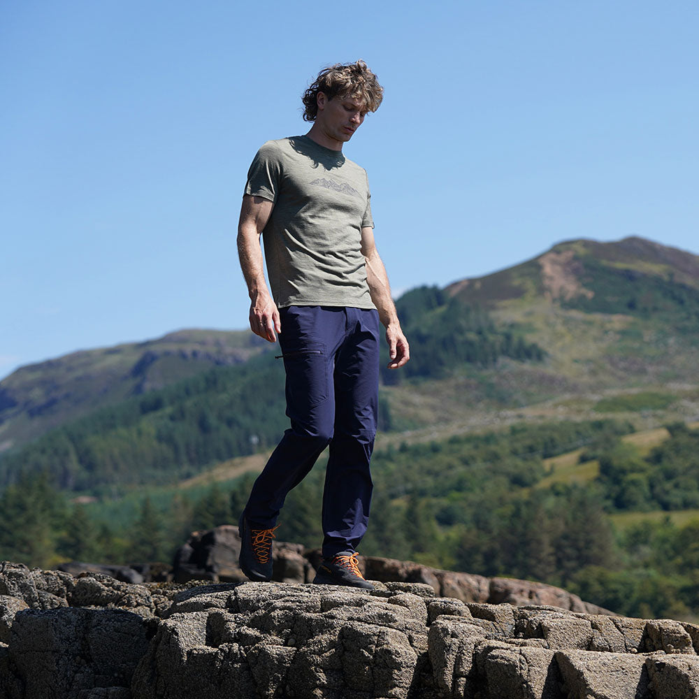 Isobaa Mens Merino 150 Peaks T-Shirt (Olive Melange/Navy) | Model: Inigo