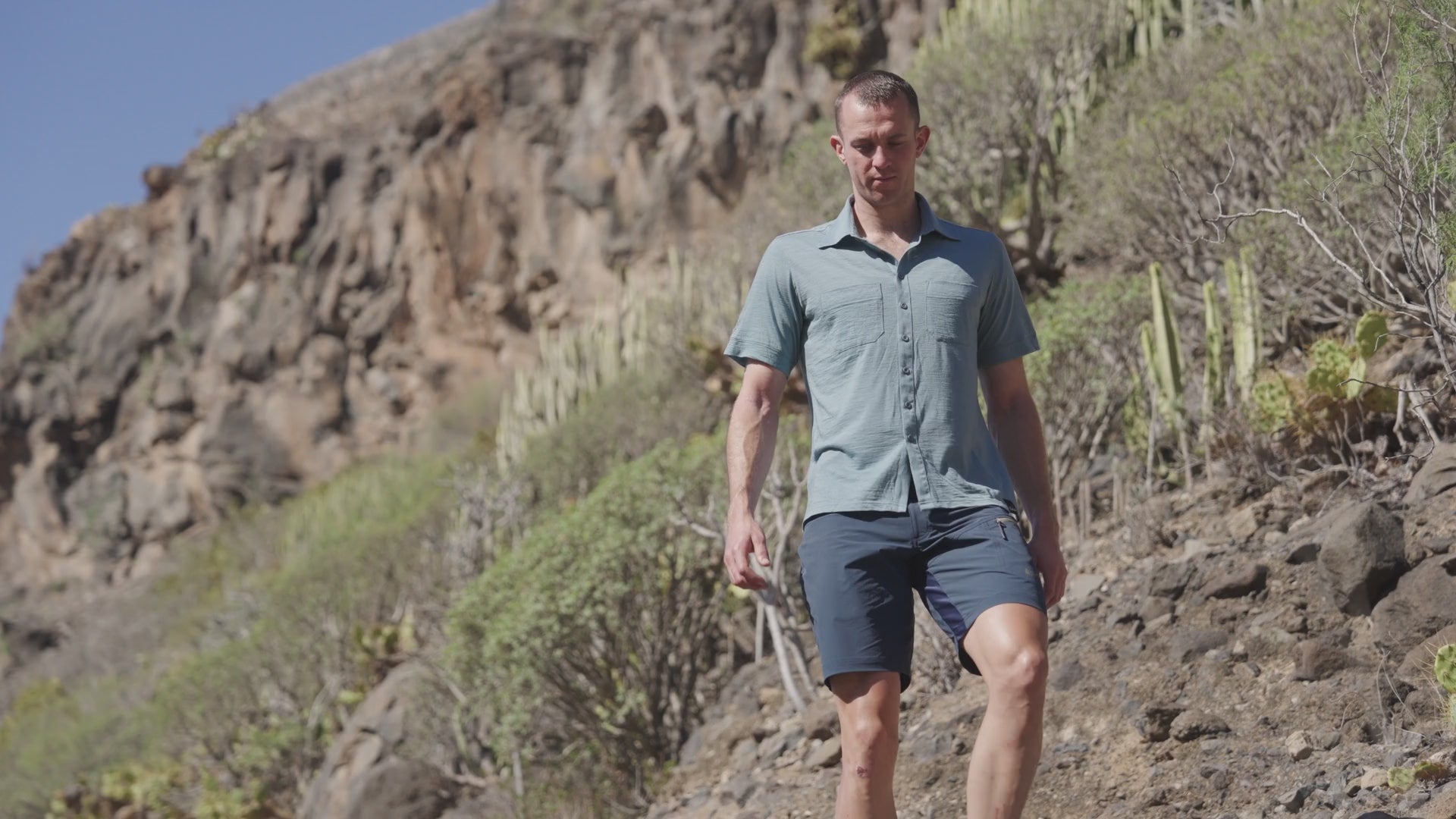 Mens 120 Ultrafine SS Shirt (Lagoon) | align: 75% 35% | Model: Barnaby