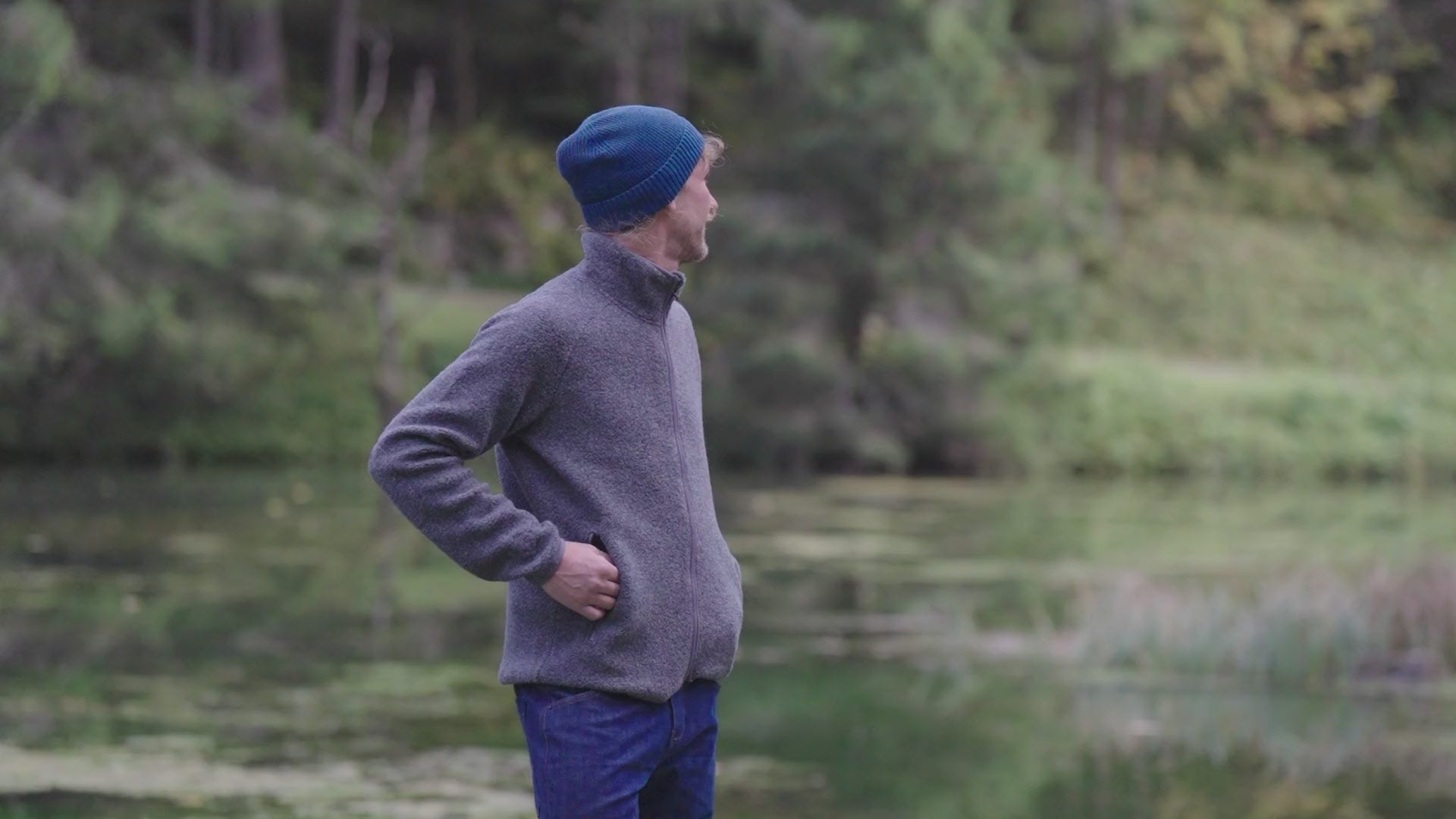Isobaa | Mens 420 Merino Blend Borg Fleece (Smoke) | Made from superfine 260gm loop back Merino, this mid-weight sweatshirt is ideal for throwing on after a run or just relaxing in at the weekend, a true wardrobe staple | align: 35% 50% | Model: Baudoin
