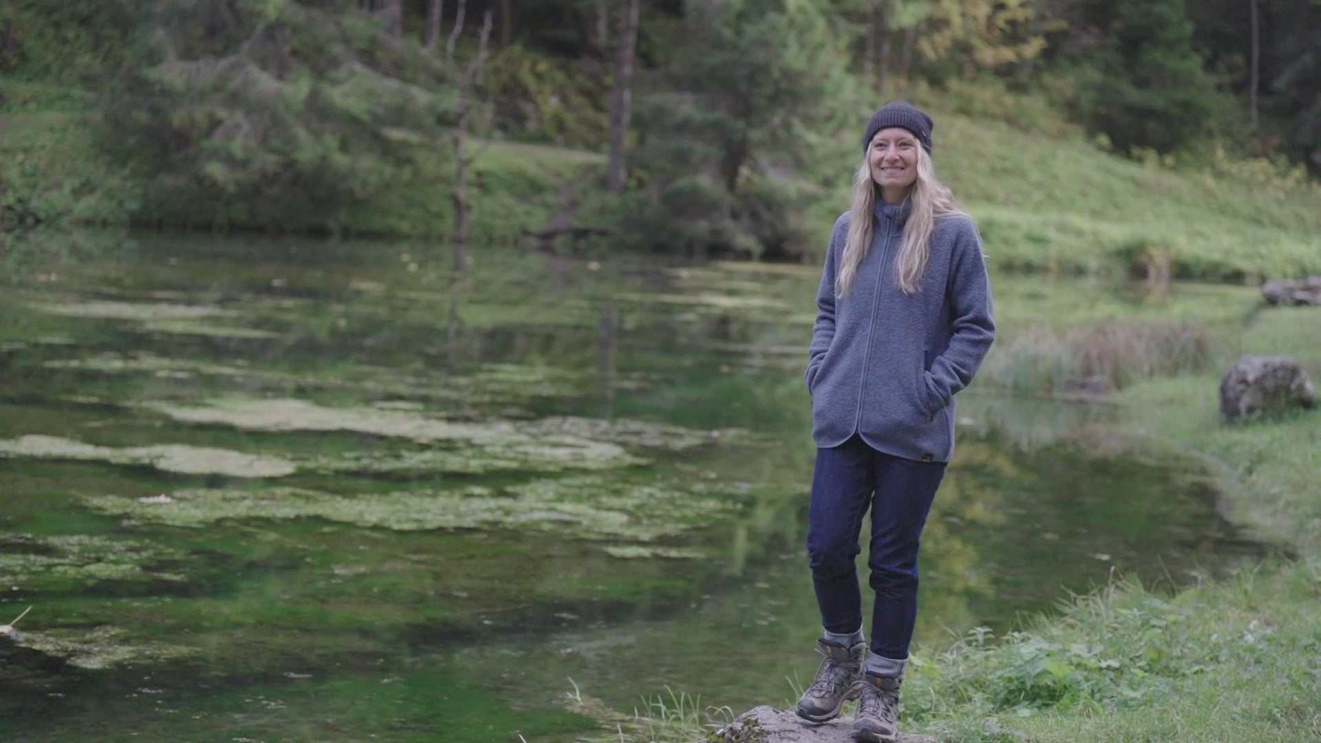 Isobaa | Womens 420 Merino Blend Borg Fleece (Smoke) | Made from superfine 260gm loop back Merino, this mid-weight sweatshirt is ideal for throwing on after a run or just relaxing in at the weekend, a true wardrobe staple | align: 80% 40% | Model: Estelle
