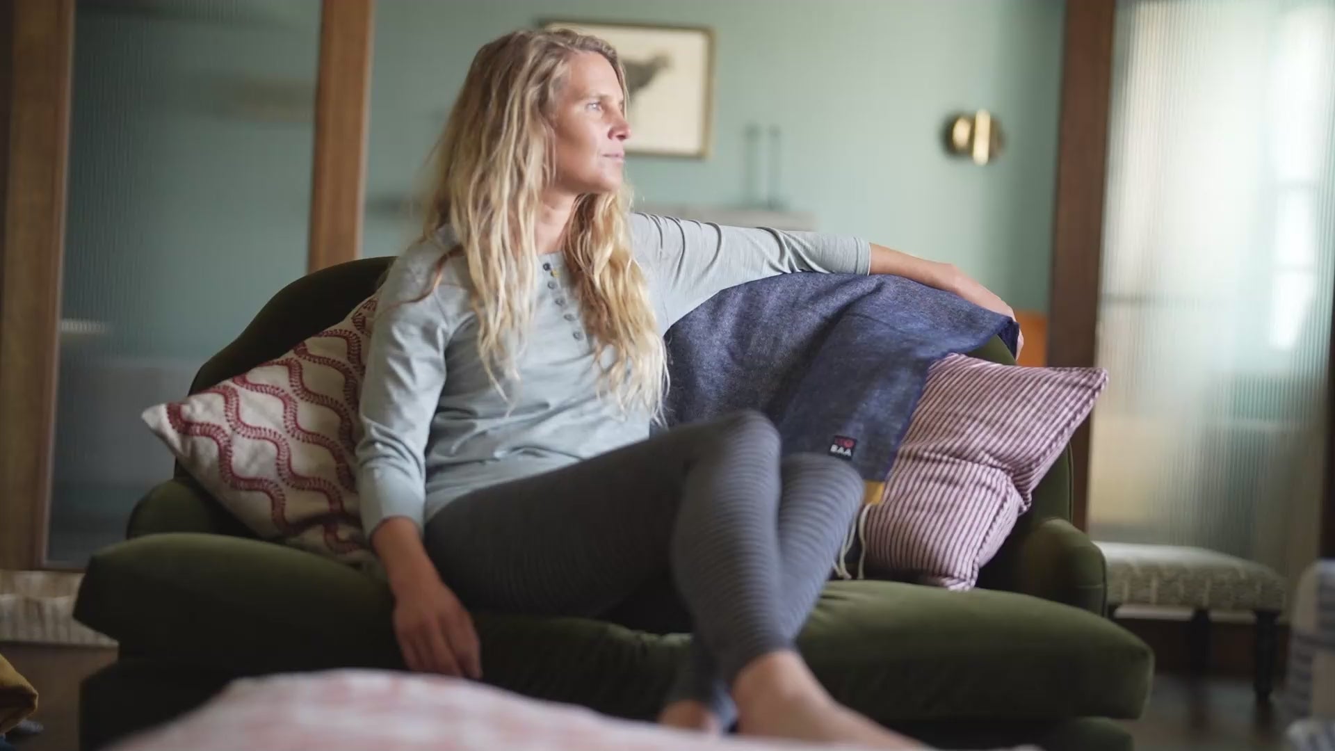 Isobaa | Womens Merino 200 Tights (Black/Charcoal) | Conquer mountains, ski slopes, and sofa days with unmatched comfort in our 200gm Merino wool tights. | align: 45% 100% | Model: Amy