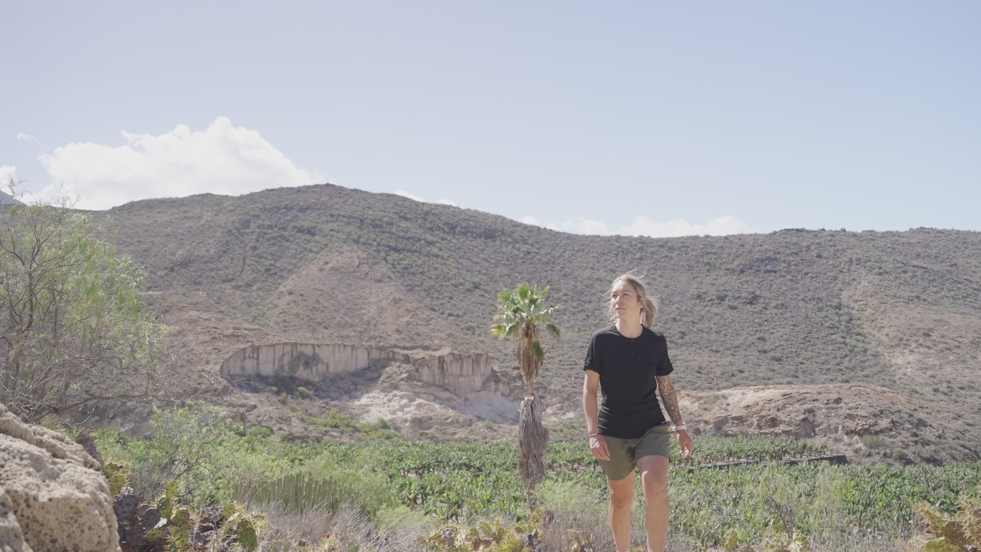 Womens 180 SS Hiking Top (Black) | align: 85% 95% | Model: IsabelC
