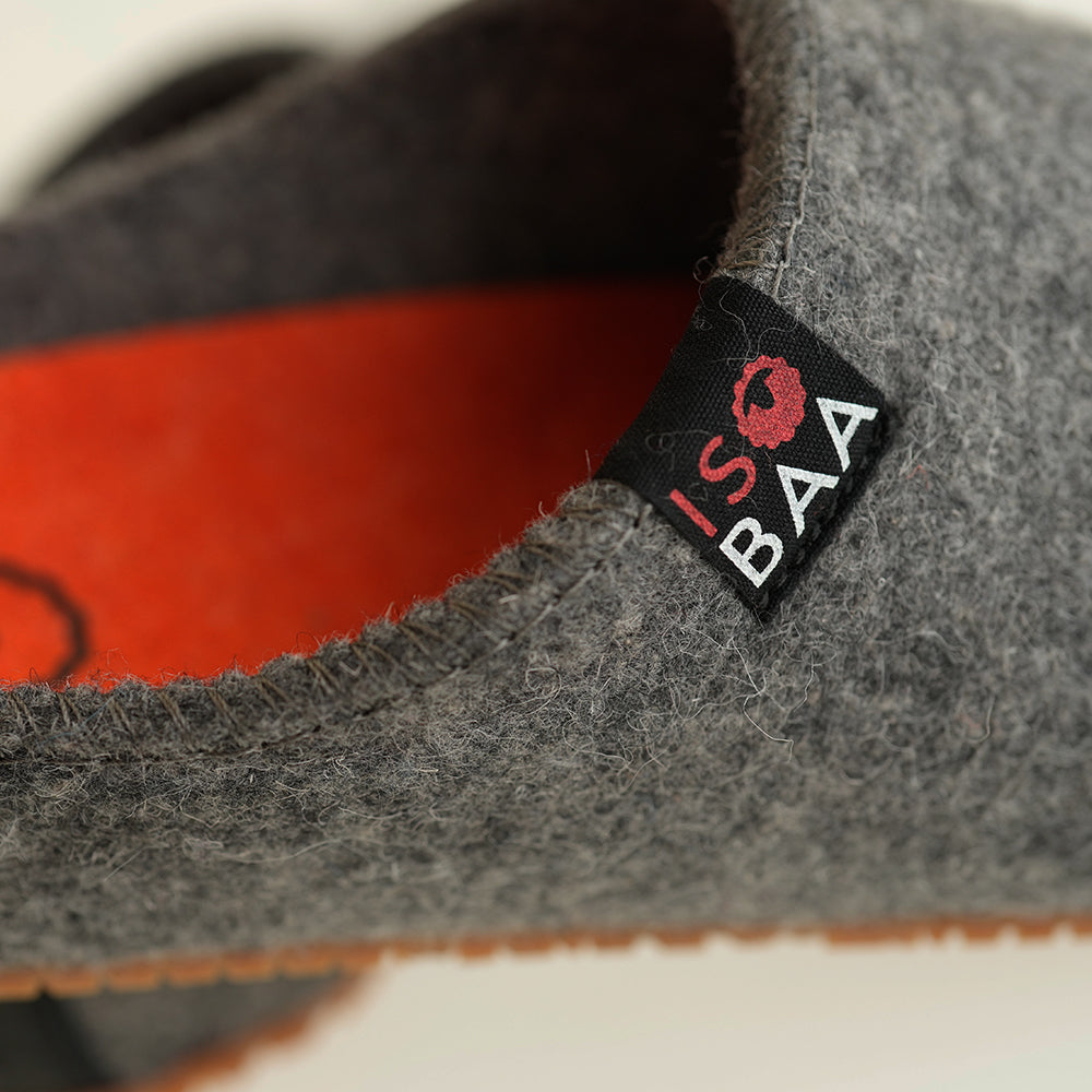 Isobaa | Merino Wool Blend Slippers (Charcoal/Orange) | Comfort that lasts – Isobaa's Merino blend slippers are your companions for relaxation both indoors and out.