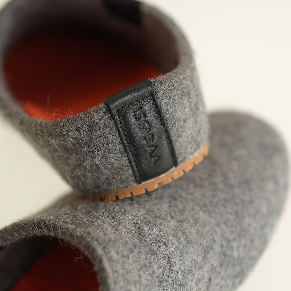 Isobaa | Merino Wool Blend Slippers (Charcoal/Orange) | Comfort that lasts – Isobaa's Merino blend slippers are your companions for relaxation both indoors and out.