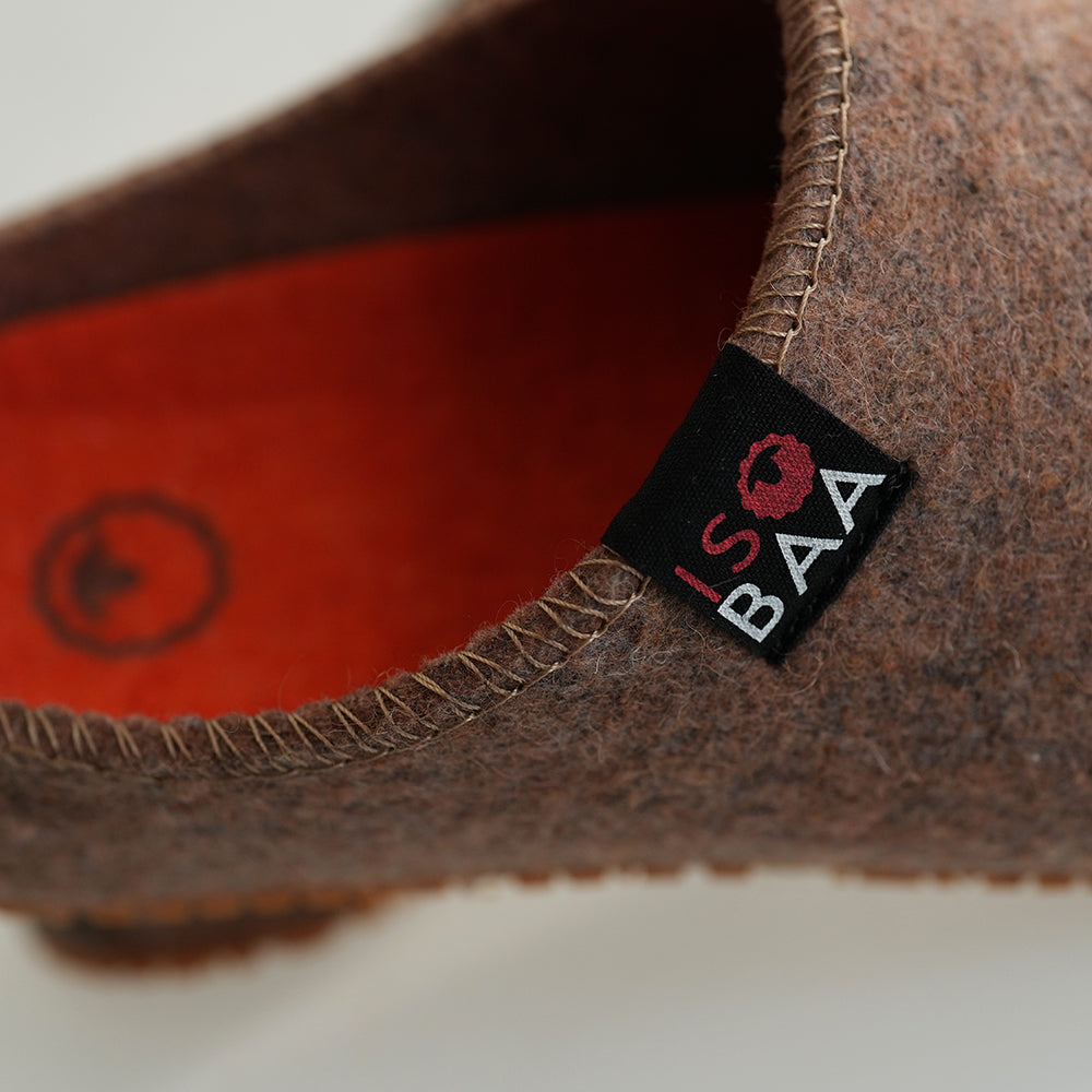 Isobaa | Merino Wool Blend Slippers (Bran/Orange) | Comfort that lasts – Isobaa's Merino blend slippers are your companions for relaxation both indoors and out.