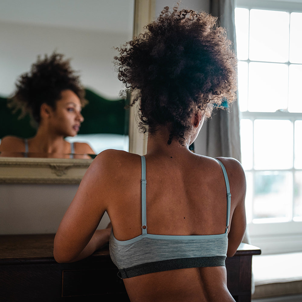 Isobaa | Womens Merino Blend 160 Crop Top (Cloud Melange) | Discover the ultimate base layer with Isobaa's Merino blend crop top. | Model: Kendal