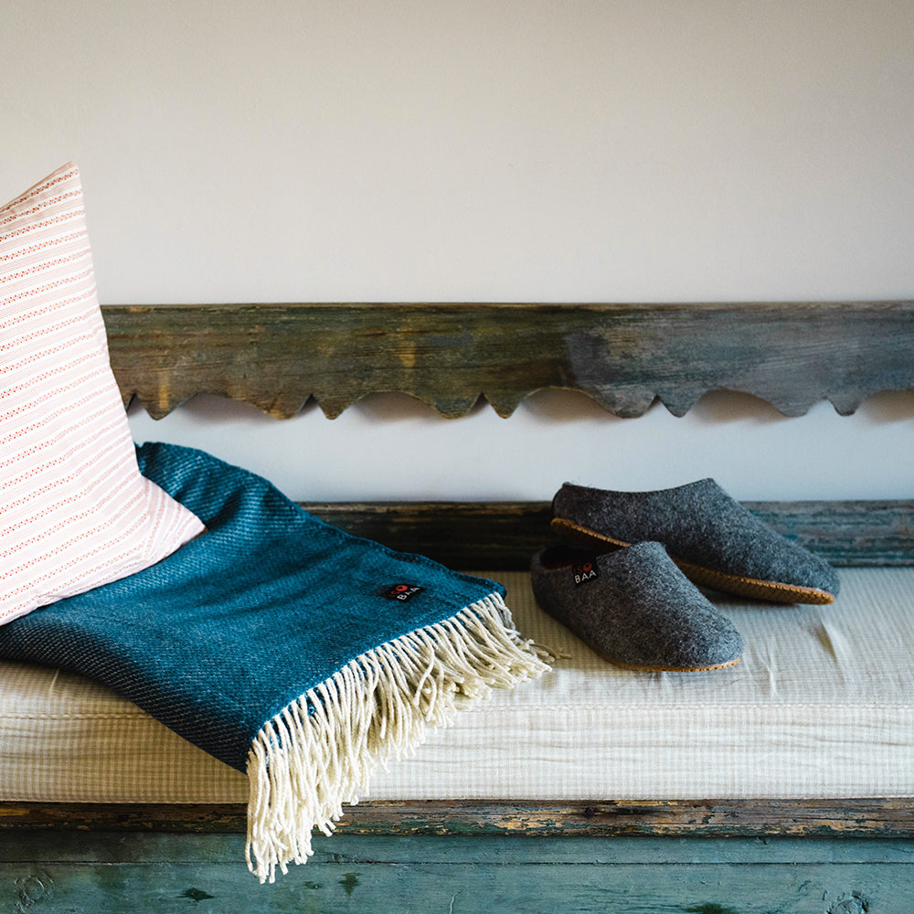 Isobaa | Merino Wool Blend Slippers (Charcoal/Orange) | Comfort that lasts – Isobaa's Merino blend slippers are your companions for relaxation both indoors and out.