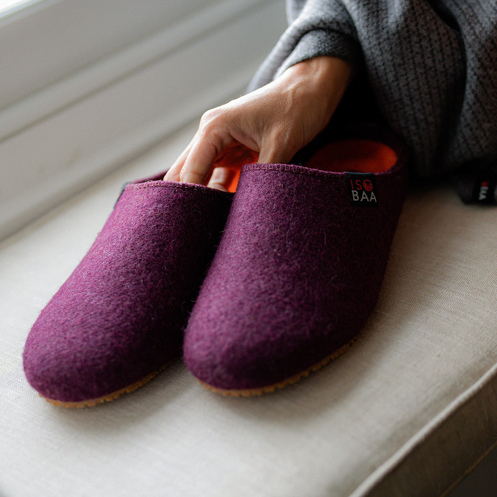 Isobaa | Merino Wool Blend Slippers (Wine/Orange) | Comfort that lasts – Isobaa's Merino blend slippers are your companions for relaxation both indoors and out.