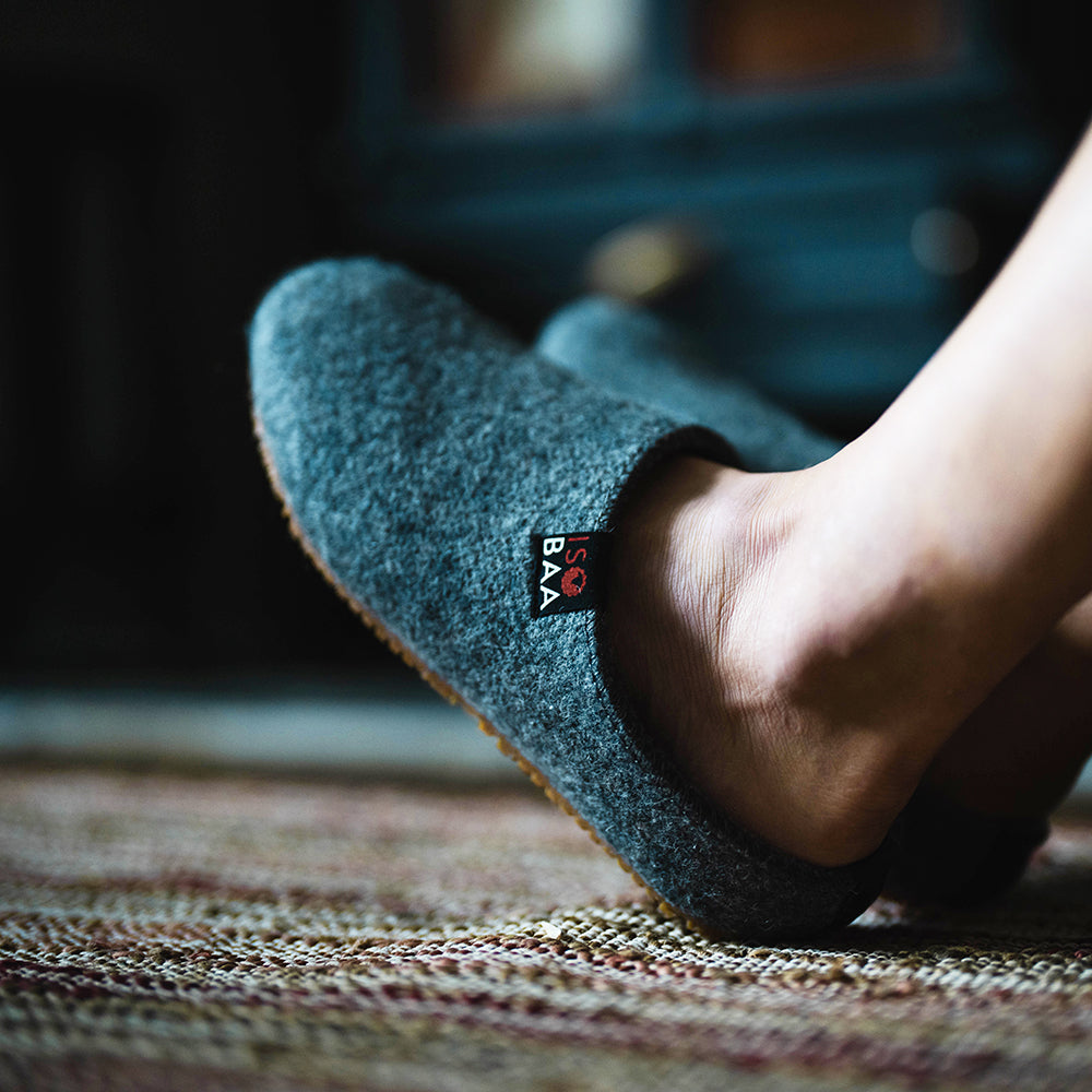 Isobaa | Merino Wool Blend Slippers (Charcoal/Orange) | Comfort that lasts – Isobaa's Merino blend slippers are your companions for relaxation both indoors and out.