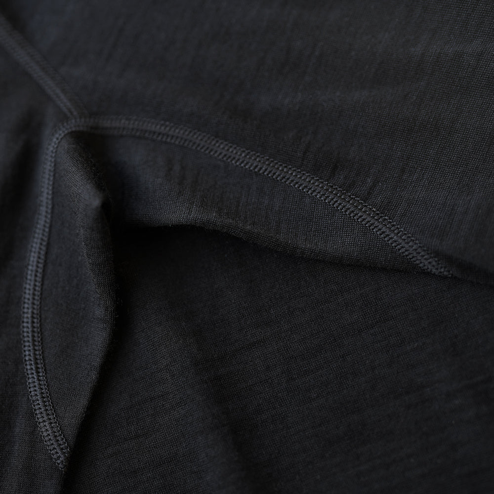 Isobaa | Mens Merino 180 Long Sleeve Crew (Black) | Get outdoors with the ultimate Merino wool long-sleeve top.