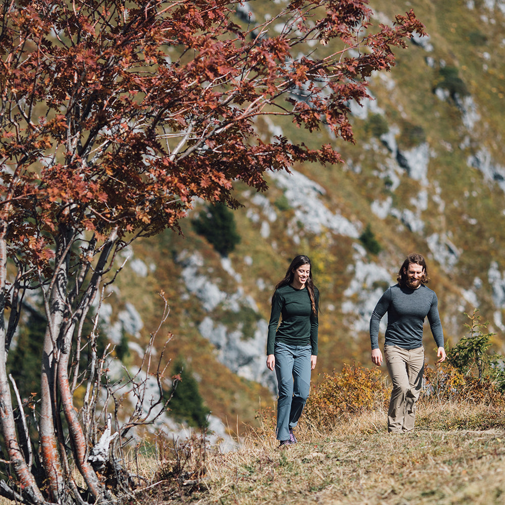 Isobaa | Mens Merino 180 Long Sleeve Crew (Smoke) | Get outdoors with the ultimate Merino wool long-sleeve top.