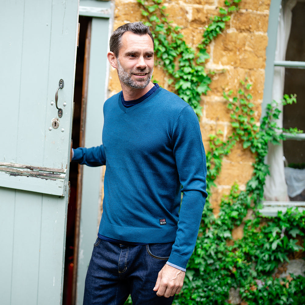 Isobaa | Mens Merino V Neck Sweater (Petrol/Sky) | Stay comfortable on the go with our V-neck sweater crafted from superfine Merino wool.