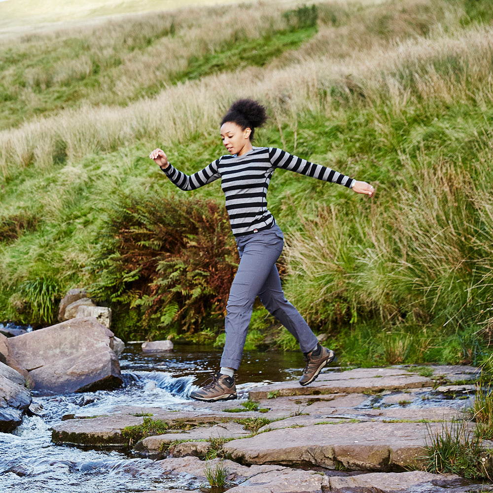 Isobaa | Womens Merino 180 Long Sleeve Crew (Black/Charcoal) | Get outdoors with the ultimate Merino wool long-sleeve top.