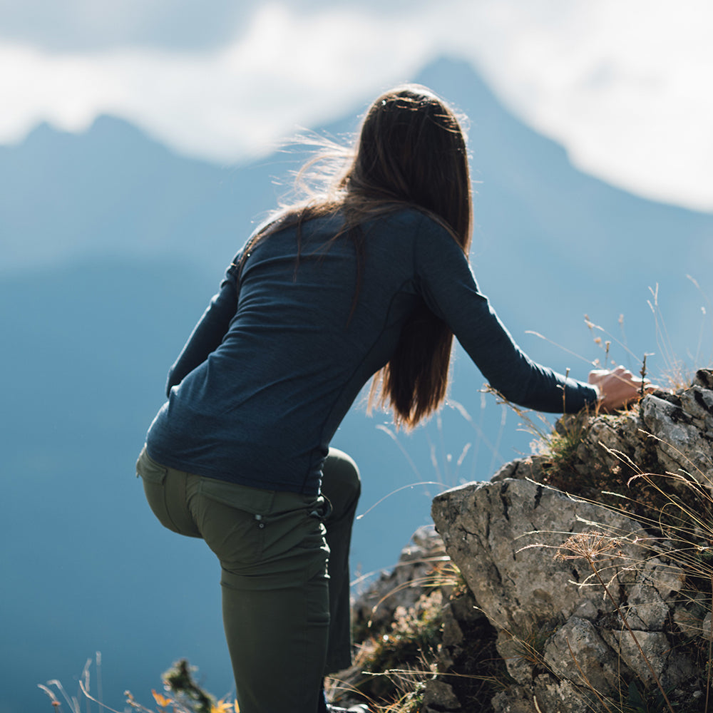 Isobaa | Womens Merino 180 Long Sleeve Crew (Denim) | Get outdoors with the ultimate Merino wool long-sleeve top.