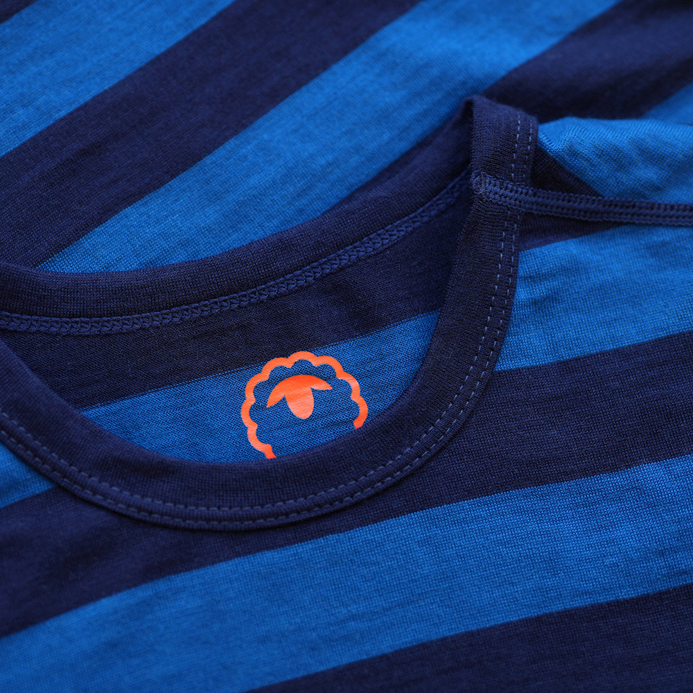 Isobaa | Womens Merino 180 Long Sleeve Crew (Navy/Blue) | Get outdoors with the ultimate Merino wool long-sleeve top.