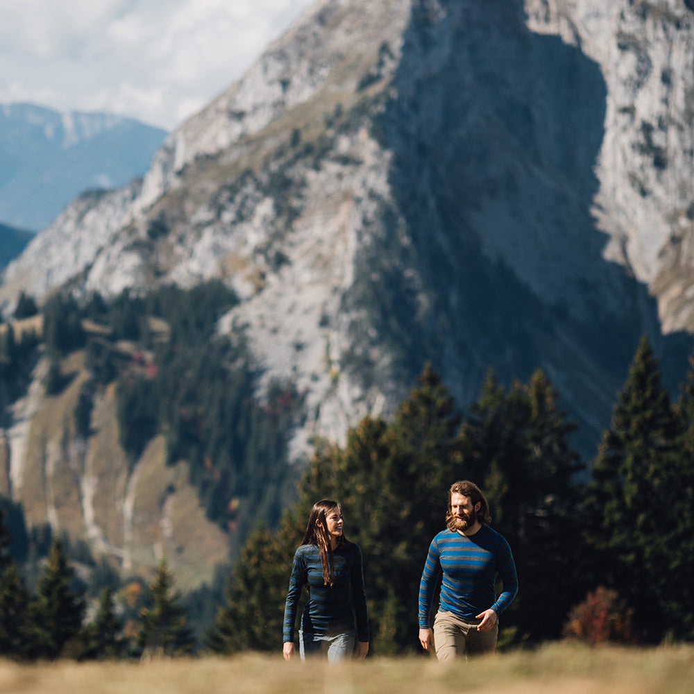 Isobaa | Mens Merino 180 Long Sleeve Crew (Smoke/Blue) | Get outdoors with the ultimate Merino wool long-sleeve top. | Model: Craig