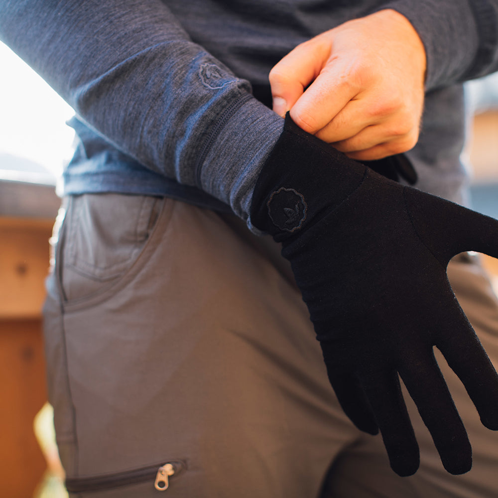 Isobaa | Merino 180 Gloves (Black) | Superfine Merino wool gloves.