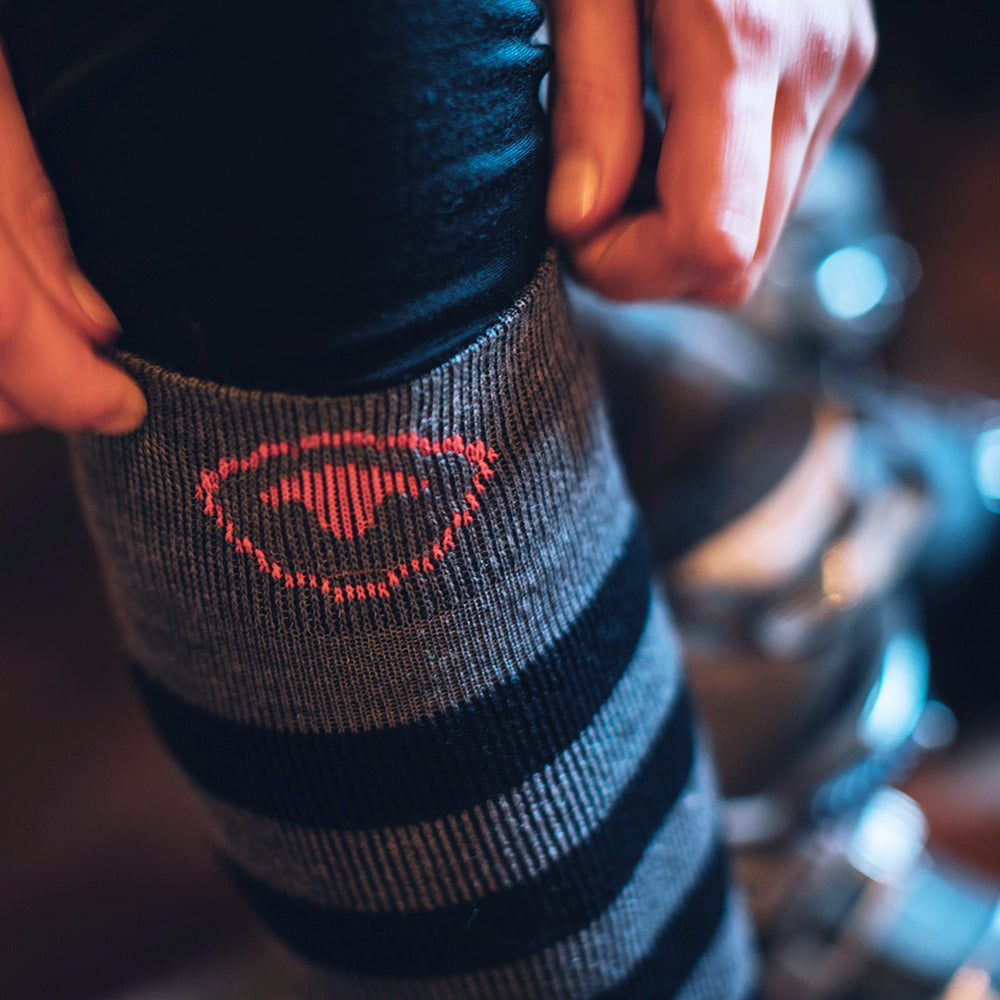 Isobaa | Merino Blend Ski Socks (Charcoal/Black) | Dominate the slopes with Isobaa's mid-weight Merino blend ski socks.