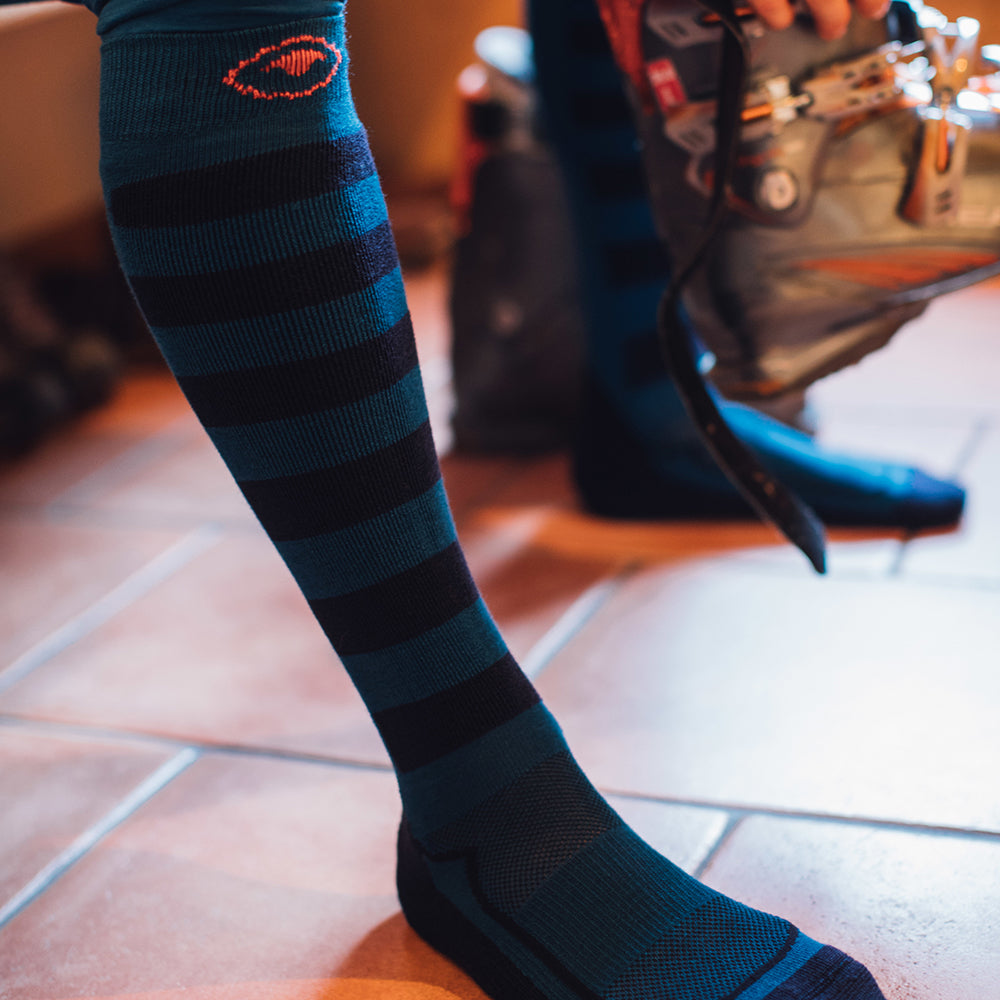 Isobaa | Merino Blend Ski Socks (Navy/Blue) | Dominate the slopes with Isobaa's mid-weight Merino blend ski socks.