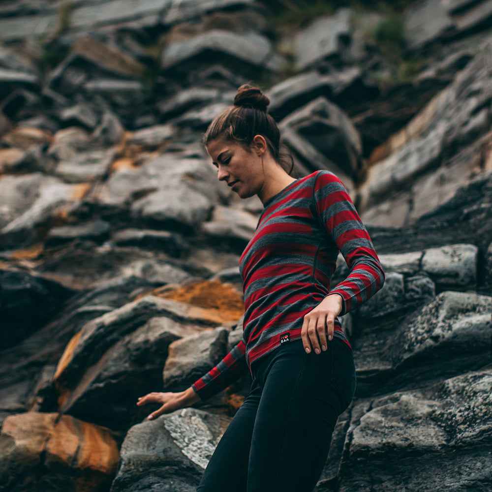 Isobaa | Womens Merino 180 Long Sleeve Crew (Smoke/Red) | Get outdoors with the ultimate Merino wool long-sleeve top.