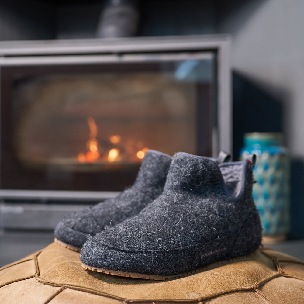 Isobaa | Merino Blend Slipper Boots (Smoke) | Relax in comfort in an optimal blend of merino & polyester, offering both cosy warmth and lasting durability.