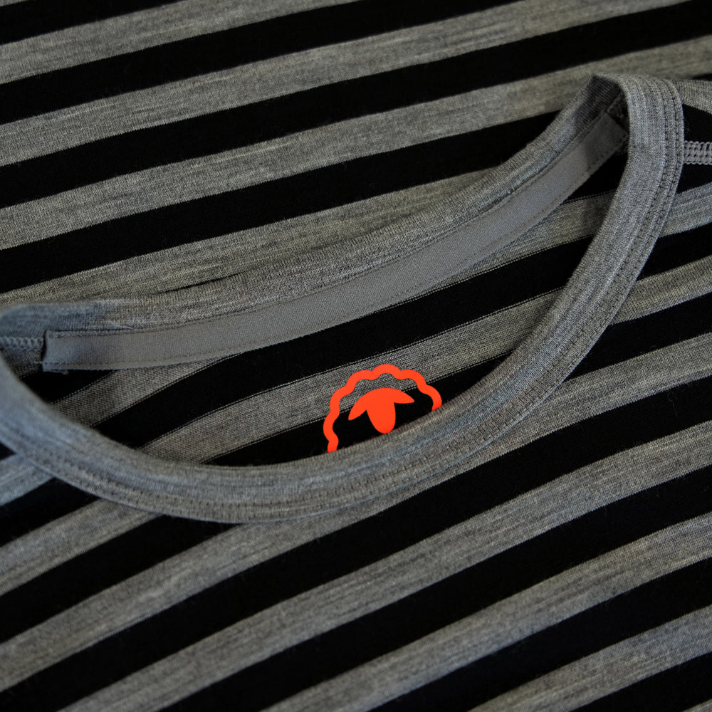 Isobaa | Mens Merino 180 Long Sleeve Crew (Black/Charcoal) | Get outdoors with the ultimate Merino wool long-sleeve top.