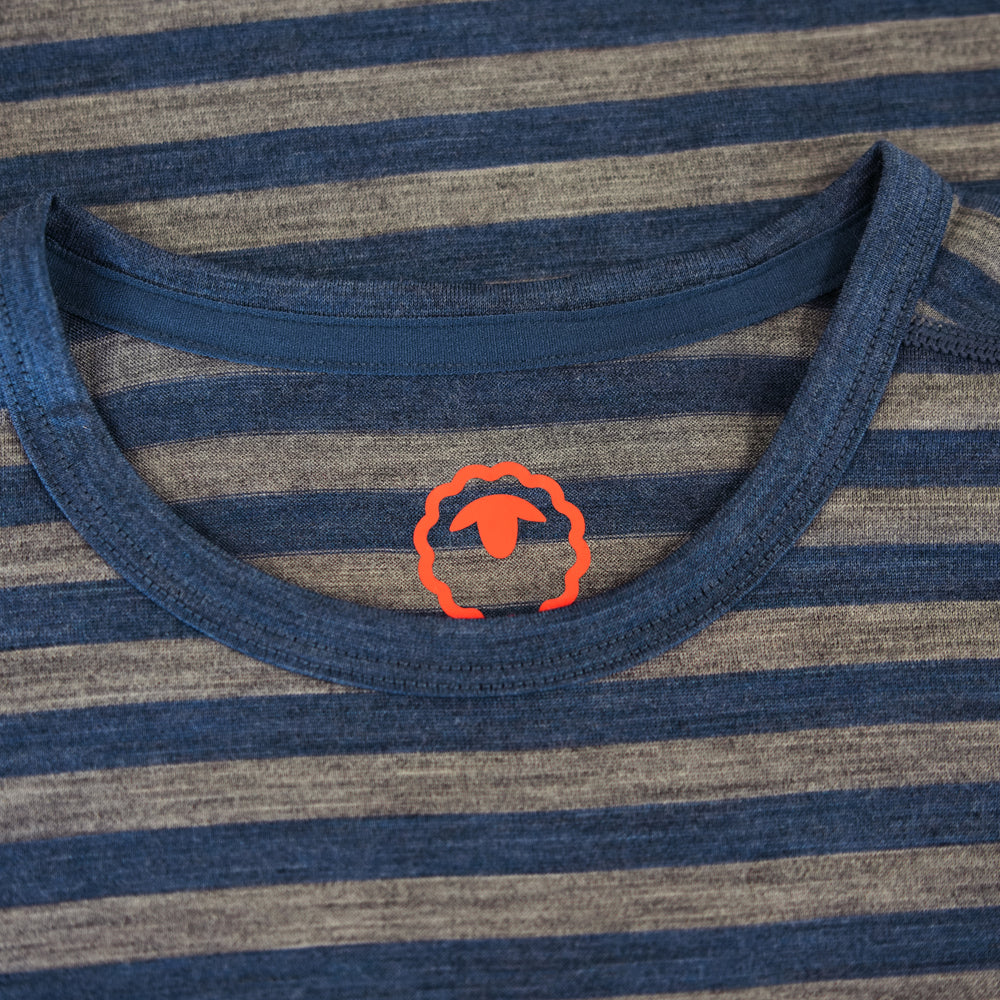 Isobaa | Mens Merino 180 Long Sleeve Crew (Denim/Charcoal) | Get outdoors with the ultimate Merino wool long-sleeve top.