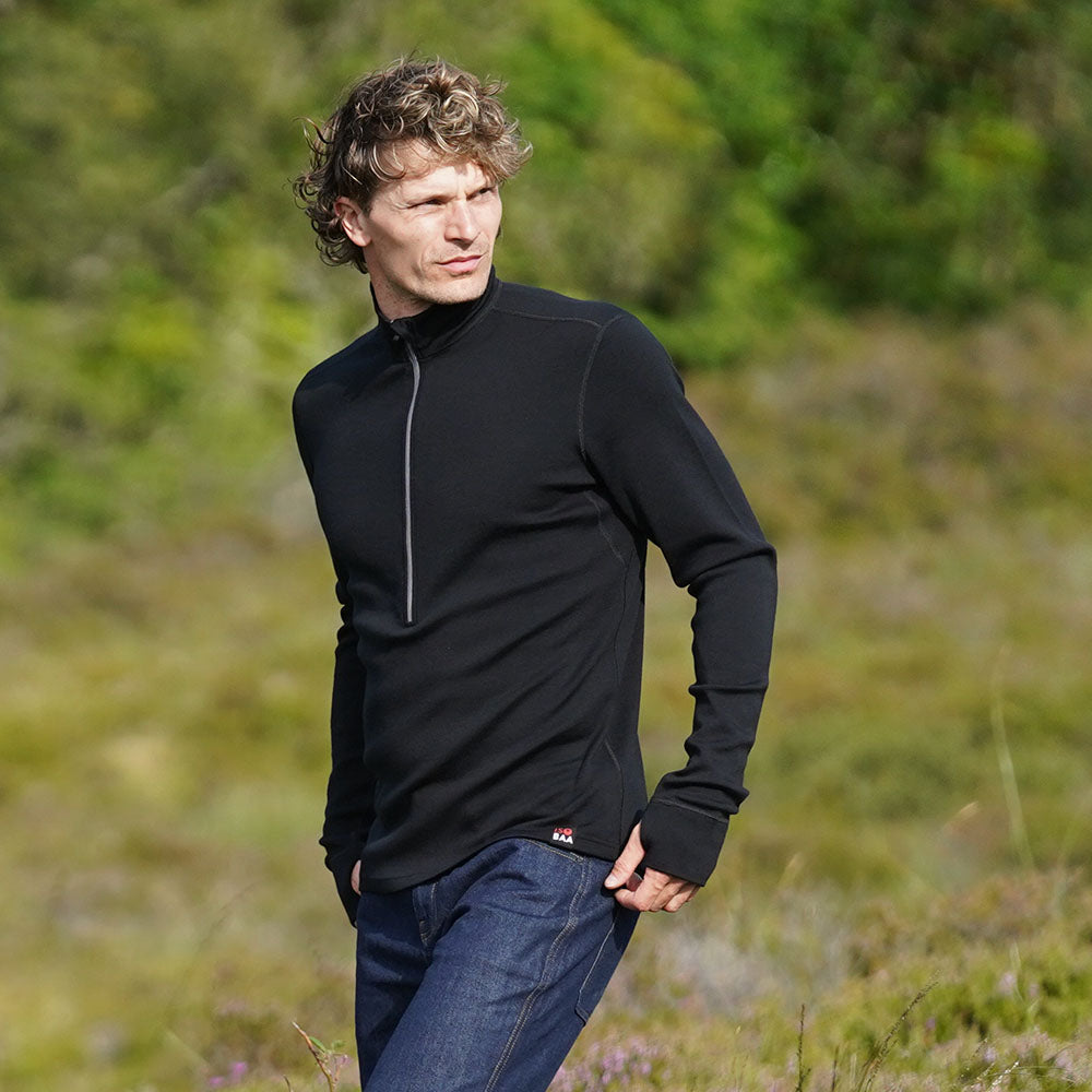 Isobaa Mens Merino 320 Long Sleeve Half Zip (Black/Smoke) | Model: Inigo