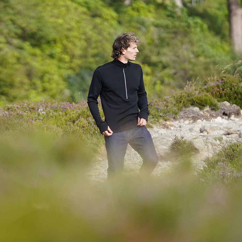 Isobaa Mens Merino 320 Long Sleeve Half Zip (Black/Smoke) | Model: Inigo