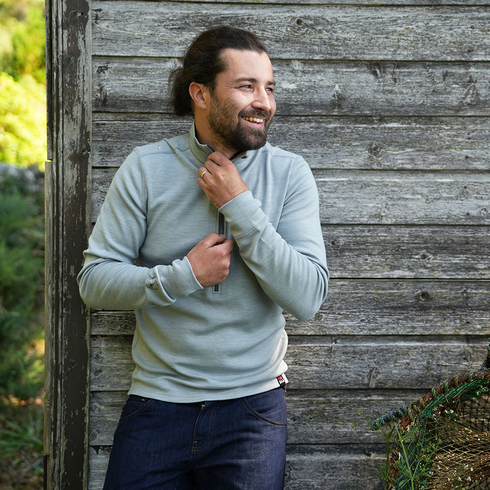 Isobaa Mens Merino 320 Long Sleeve Half Zip (Cloud Melange/Smoke) | Model: Seb