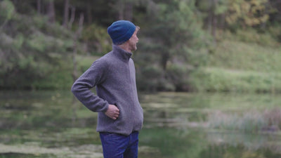 Isobaa | Mens 420 Merino Blend Borg Fleece (Smoke) | Made from superfine 260gm loop back Merino, this mid-weight sweatshirt is ideal for throwing on after a run or just relaxing in at the weekend, a true wardrobe staple | align: 35% 50% | Model: Baudoin