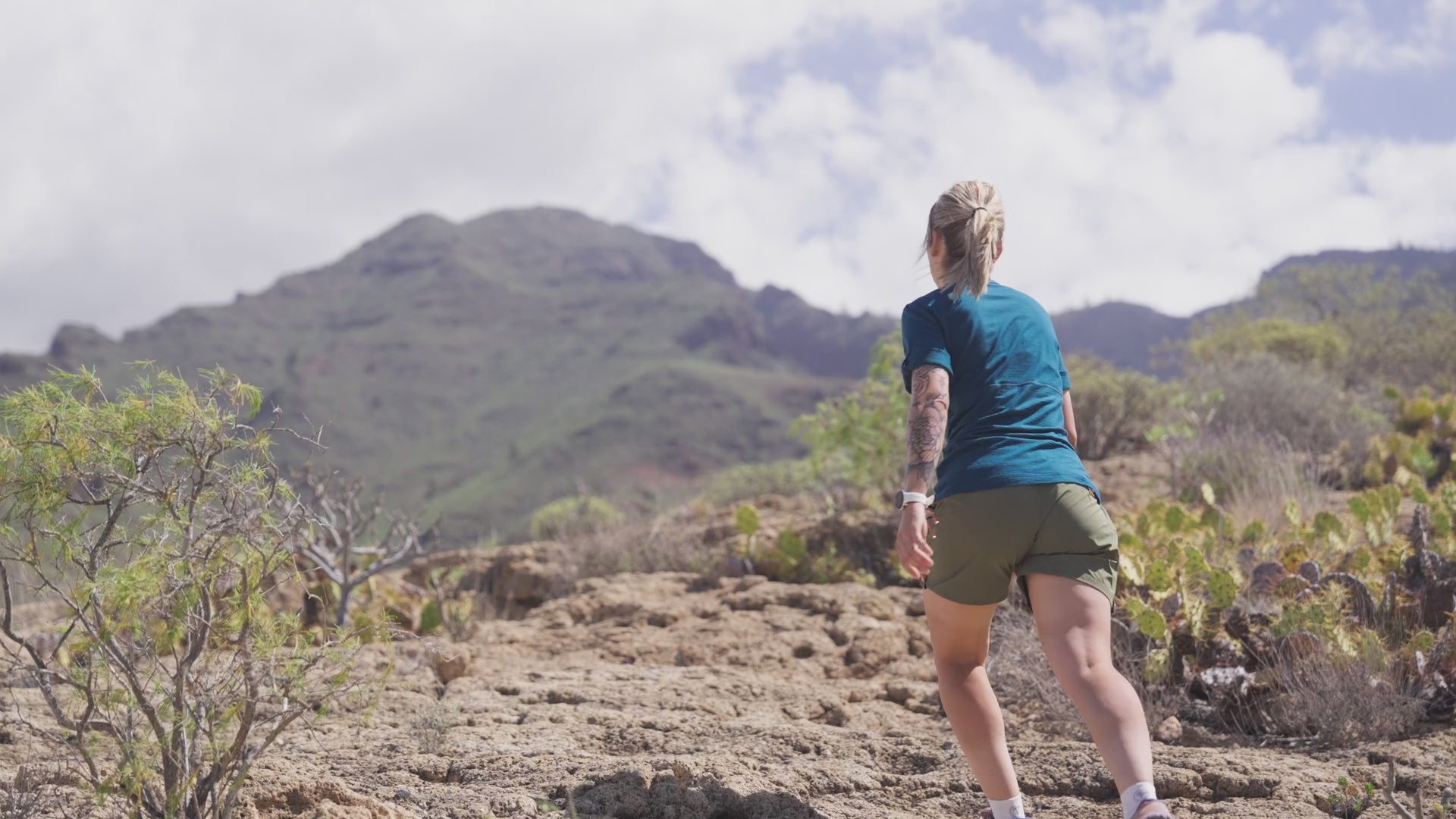 Womens 180 SS Hiking Top (Petrol) | align: 90% 40% | Model: IsabelC