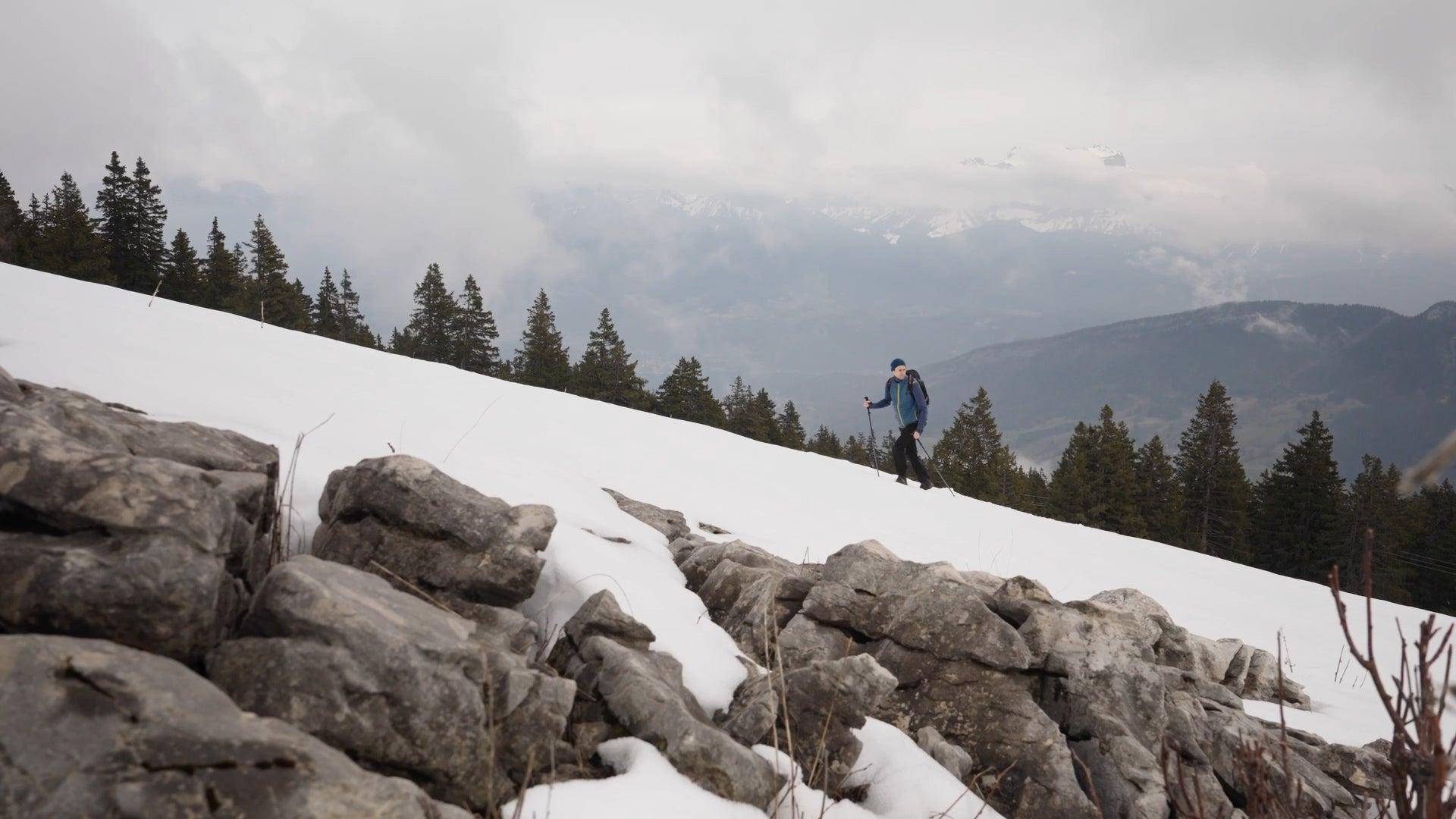 Personne en randonnée sur une montagne enneigée