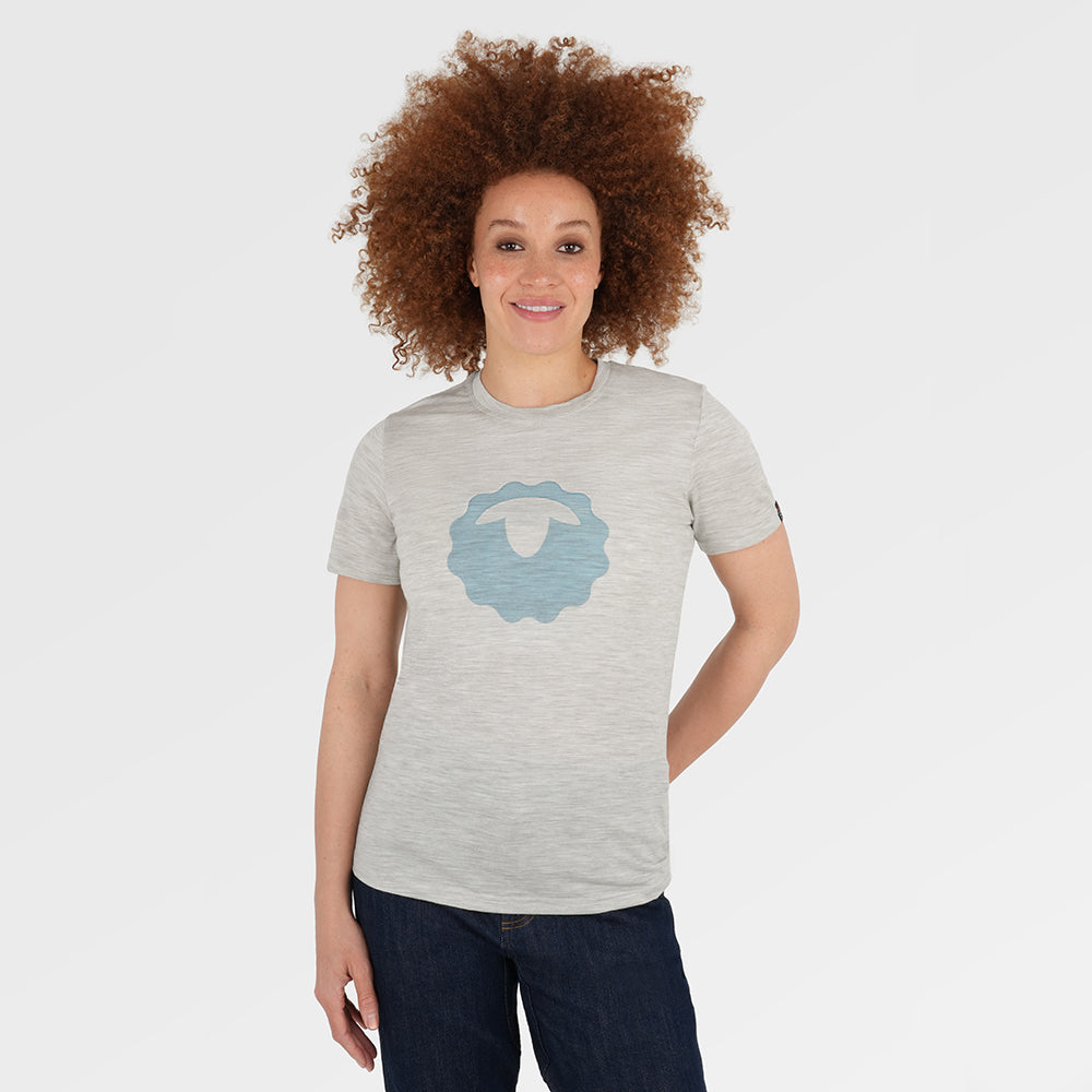 Womens Merino 150 Emblem Tee (Jute/Lagoon) | Model: Chi Chi