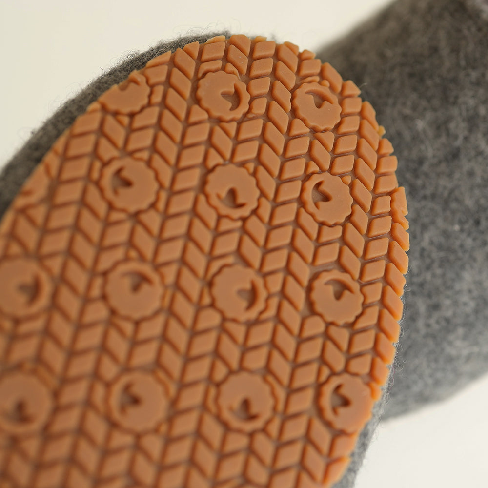 Isobaa | Merino Wool Blend Slippers (Charcoal/Orange) | Comfort that lasts – Isobaa's Merino blend slippers are your companions for relaxation both indoors and out.