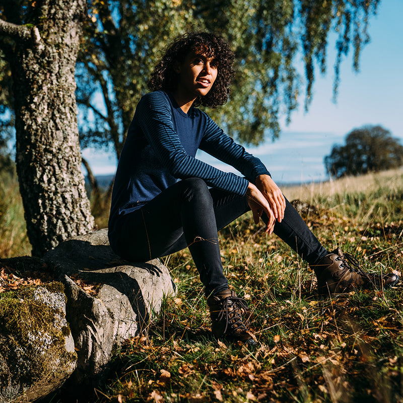 Isobaa | Damen-Langarmshirt Merino 180 mit Rundhalsausschnitt (Marineblau/Denim gestreift) | Gehen Sie mit dem ultimativen Langarmshirt aus Merinowolle nach draußen.