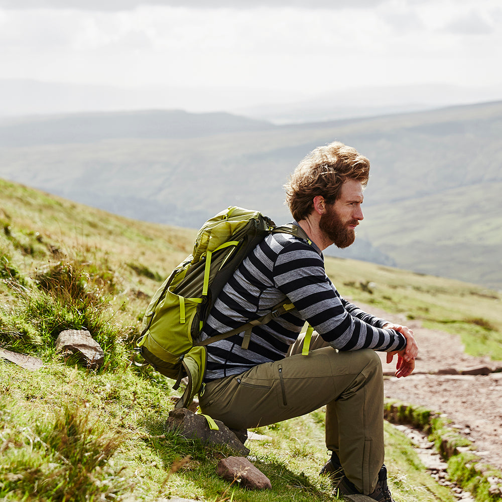 Isobaa | Mens Merino 180 Long Sleeve Crew (Black/Charcoal) | Get outdoors with the ultimate Merino wool long-sleeve top.