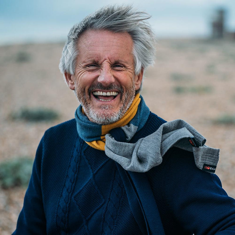 Isobaa | Merino-Blockstreifenschal (Marineblau-Mix) | Bezwingen Sie kaltes Wetter bequem und stilvoll mit dem extrafeinen Merinoschal von Isobaa.