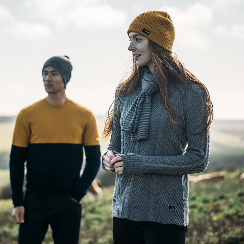 Isobaa | Merino-Schal mit Ministreifen (Rauch/Anthrazit) | Bleiben Sie gemütlich und stilvoll mit dem Mini-Streifenschal von Isobaa, gefertigt aus luxuriös weicher, extrafeiner Merinowolle.