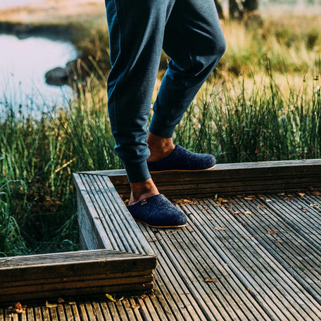 Isobaa | Merino Wool Blend Slippers (Navy/Orange) | Comfort that lasts – Isobaa's Merino blend slippers are your companions for relaxation both indoors and out.