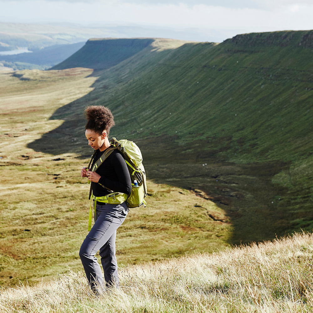 Isobaa | Womens Merino 180 Long Sleeve Crew (Black) | Get outdoors with the ultimate Merino wool long-sleeve top.