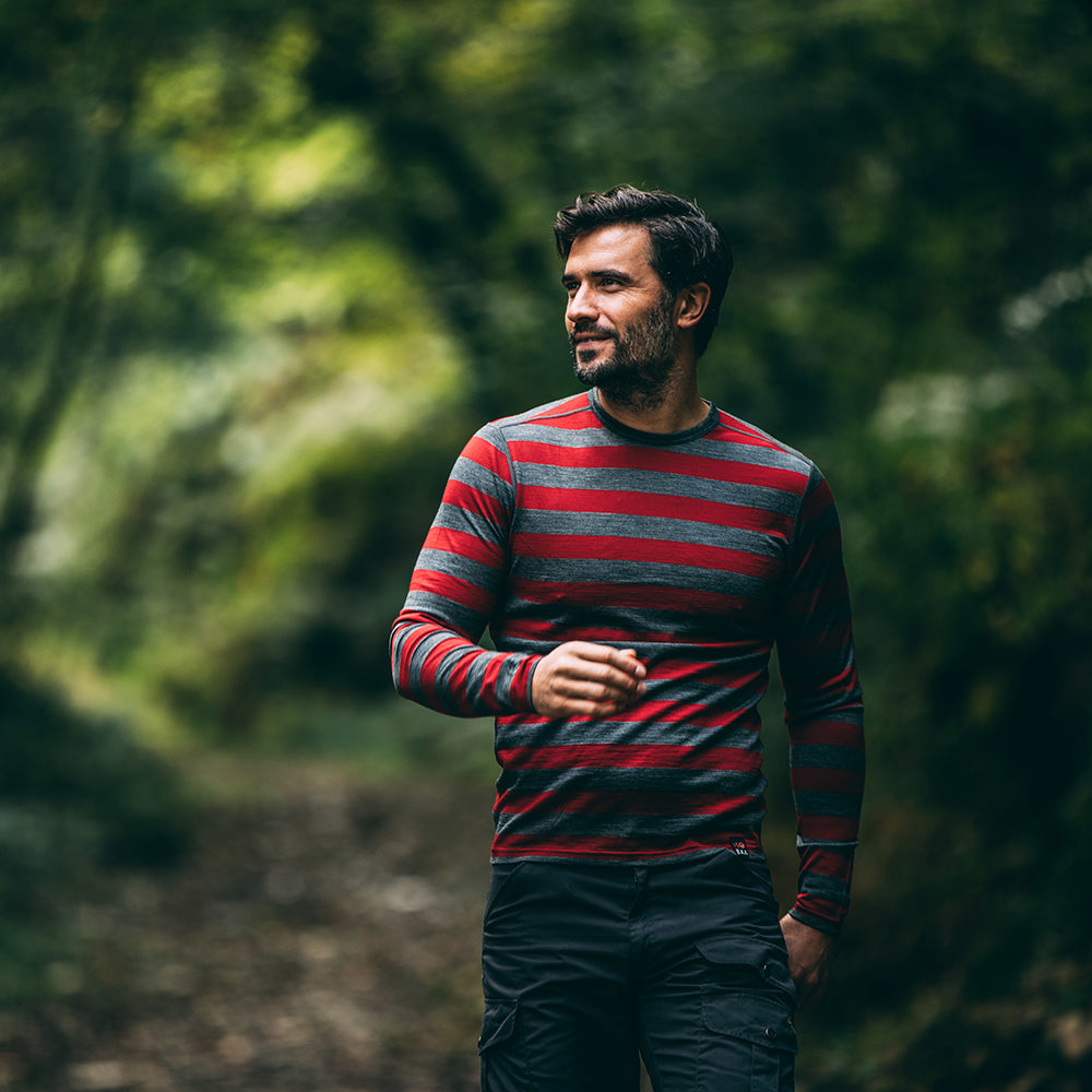 Isobaa | Mens Merino 180 Long Sleeve Crew (Smoke/Red) | Get outdoors with the ultimate Merino wool long-sleeve top.