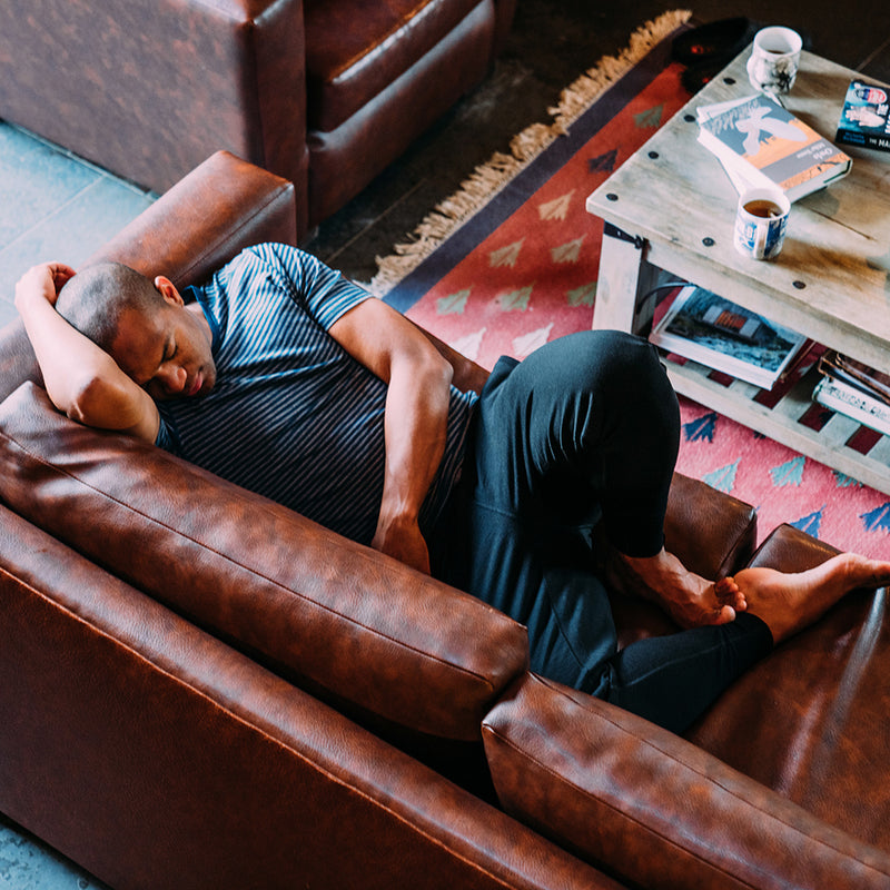 Isobaa | Herren-Lounge-Jogginghose aus Merinowolle 260 mit Bündchen (Schwarz/Rauch) | Entdecken Sie unvergleichlichen Komfort und Vielseitigkeit mit unserer luxuriösen Lounge-Jogginghose aus 260 g Merinowolle.