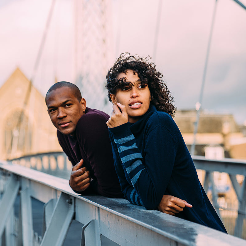 Isobaa | Rollkragenpullover aus Merinowolle für Damen (Marineblau/Jeansblau) | Entdecken Sie erstklassigen Stil und Leistung mit dem extrafeinen Rollkragenpullover aus Merinowolle von Isobaa.